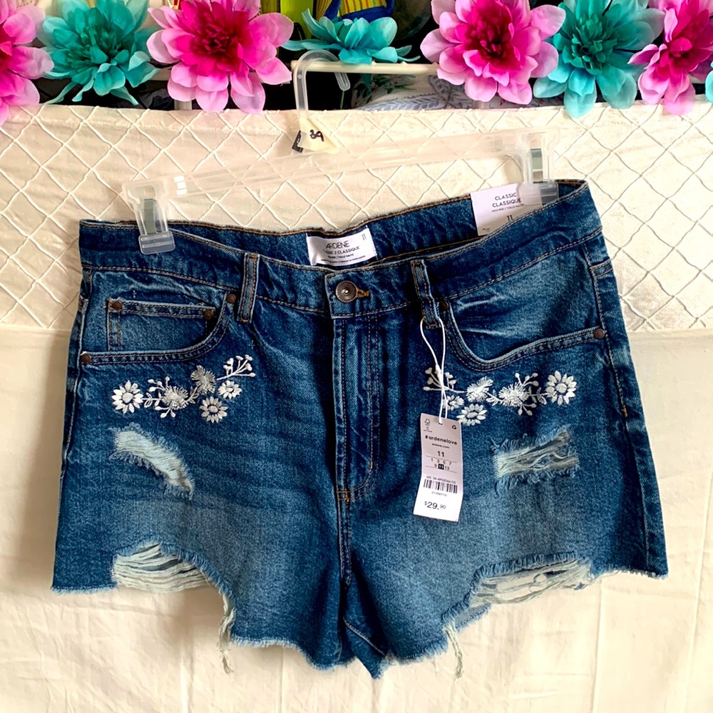 Shorts with flowers details it has pockets in the front & back. HIGH RISE